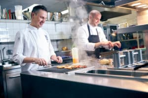 Grillen en bakken in grootkeuken van Kasteel TerWorm