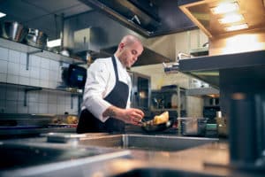 koken in grootkeuken van Kasteel TerWorm