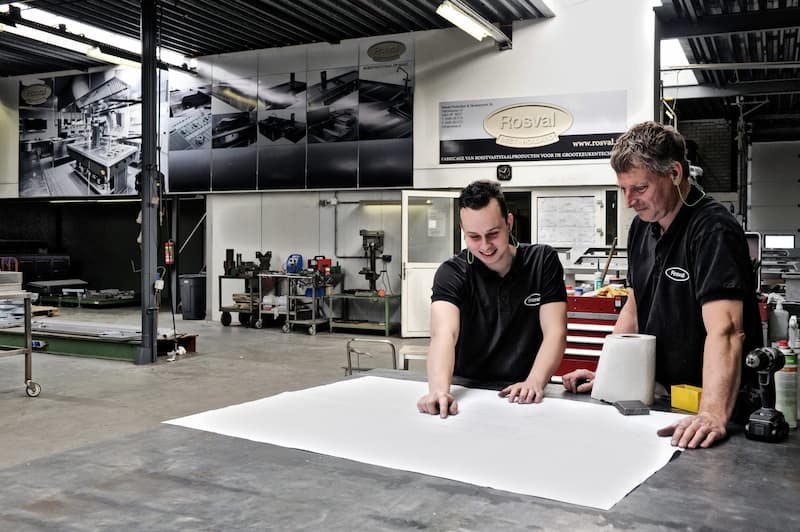 Hoofd projectleiding aan het werk met collega;s's